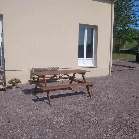L Etablissement Gold Beach Propose 1 Hebergement , Maison 80M2 Avec Terrain 500M2, Parking Prive A 4 Min Du Port Artificiel D Arromanches, Services Accueil Personnalise, Lits Faits, Serviettes, Menage, Netflix, Wifi Ryes Εξωτερικό φωτογραφία