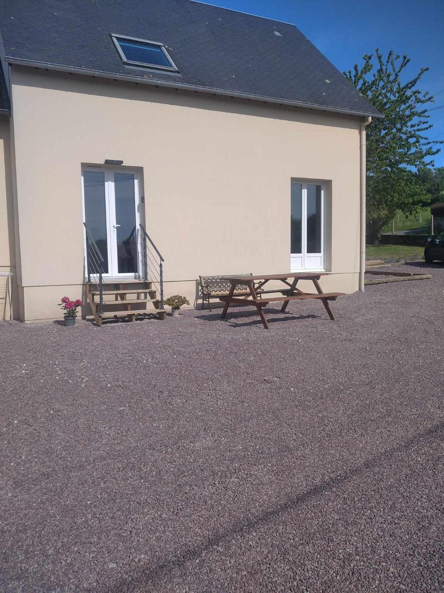 L Etablissement Gold Beach Propose 1 Hebergement , Maison 80M2 Avec Terrain 500M2, Parking Prive A 4 Min Du Port Artificiel D Arromanches, Services Accueil Personnalise, Lits Faits, Serviettes, Menage, Netflix, Wifi Ryes Εξωτερικό φωτογραφία